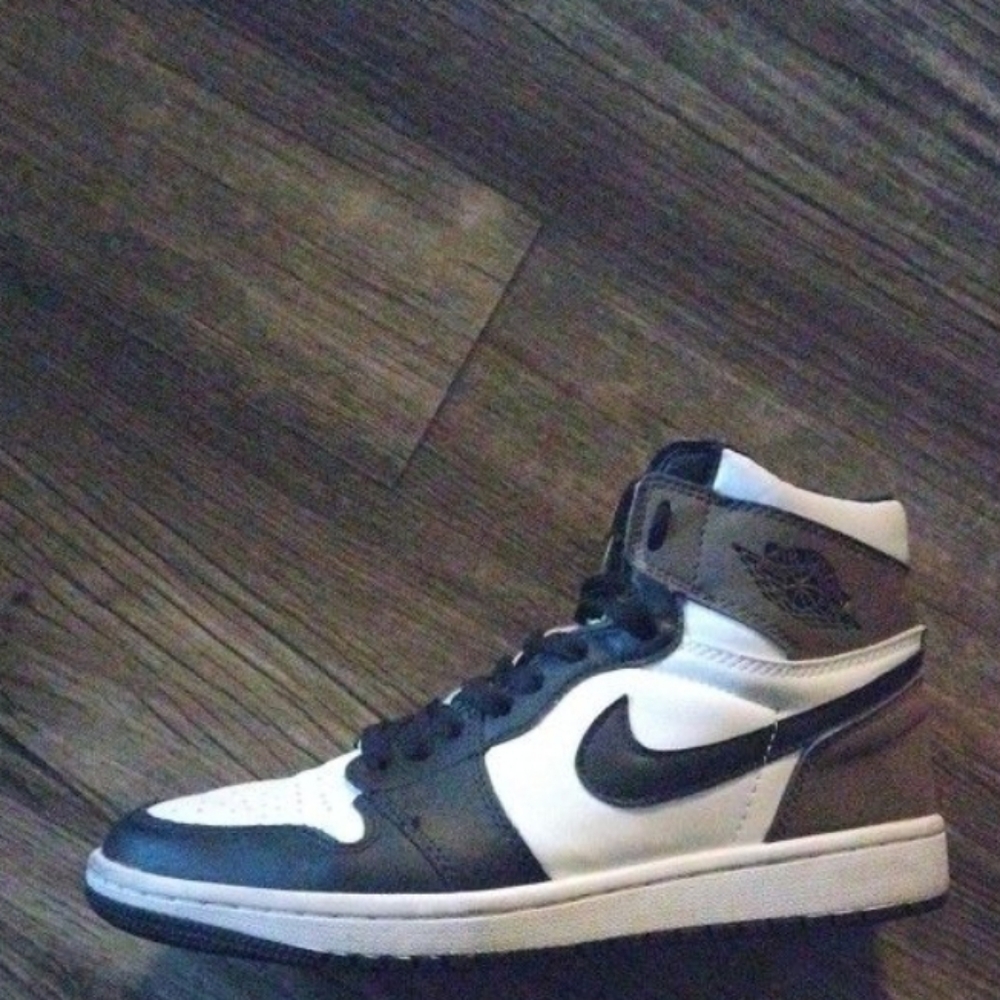 Nike Jordans mocha 1s size 8